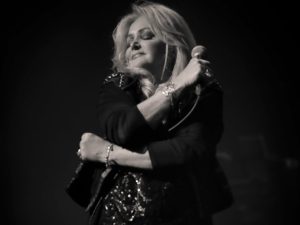 Morre a cantora Bonnie Tyler, aos 75 anos