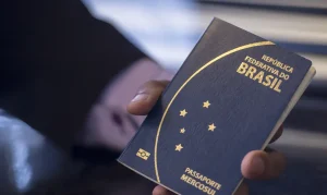 Dados da Receita Federal mostram crescimento expressivo no número de goianos que oficializaram a saída definitiva do Brasil entre 2021 e 2026. (Foto: Agência Brasil)