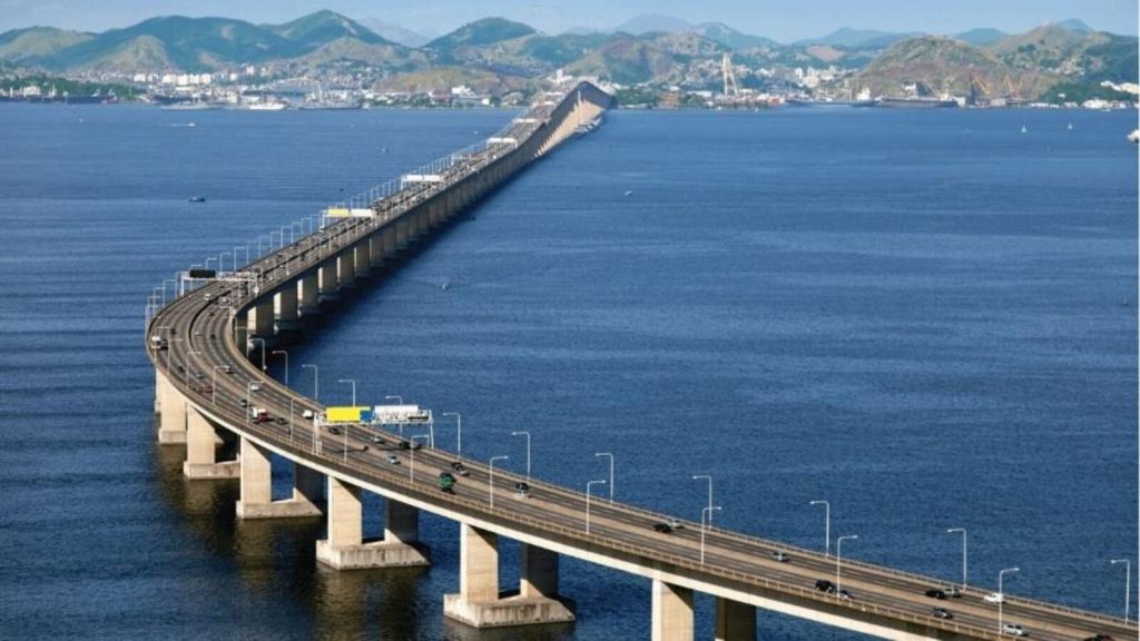 A maior ponte do Brasil tem 13 km de extensão, 72 metros de altura, recebe 150 mil carros por dia, levou 5 anos para ficar pronta e é a maior de concreto do Hemisfério Sul