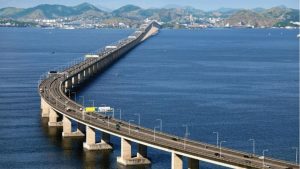 A maior ponte do Brasil tem 13 km de extensão, 72 metros de altura, recebe 150 mil carros por dia, levou 5 anos para ficar pronta e é a maior de concreto do Hemisfério Sul