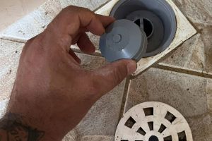 Especialistas revelam como eliminar o mau cheiro do ralo da cozinha com métodos simples, naturais e seguros para a tubulação