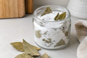 Misturar folhas de louro e bicarbonato de sódio