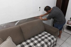 Colocar papel-alumínio atrás do sofá