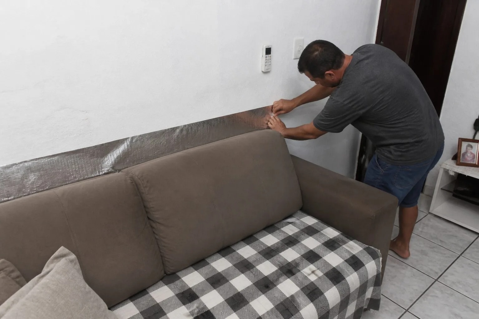 Colocar papel-alumínio atrás do sofá