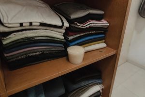 colocar um copo de arroz no guarda-roupa