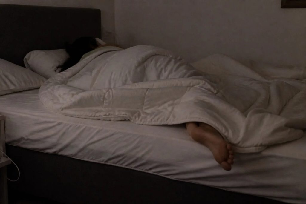 A psicologia afirma que quem dorme com o pé de fora da coberta tem um traço específico na personalidade