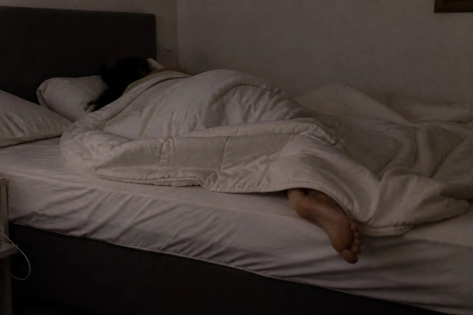 A psicologia afirma que quem dorme com o pé de fora da coberta tem um traço específico na personalidade