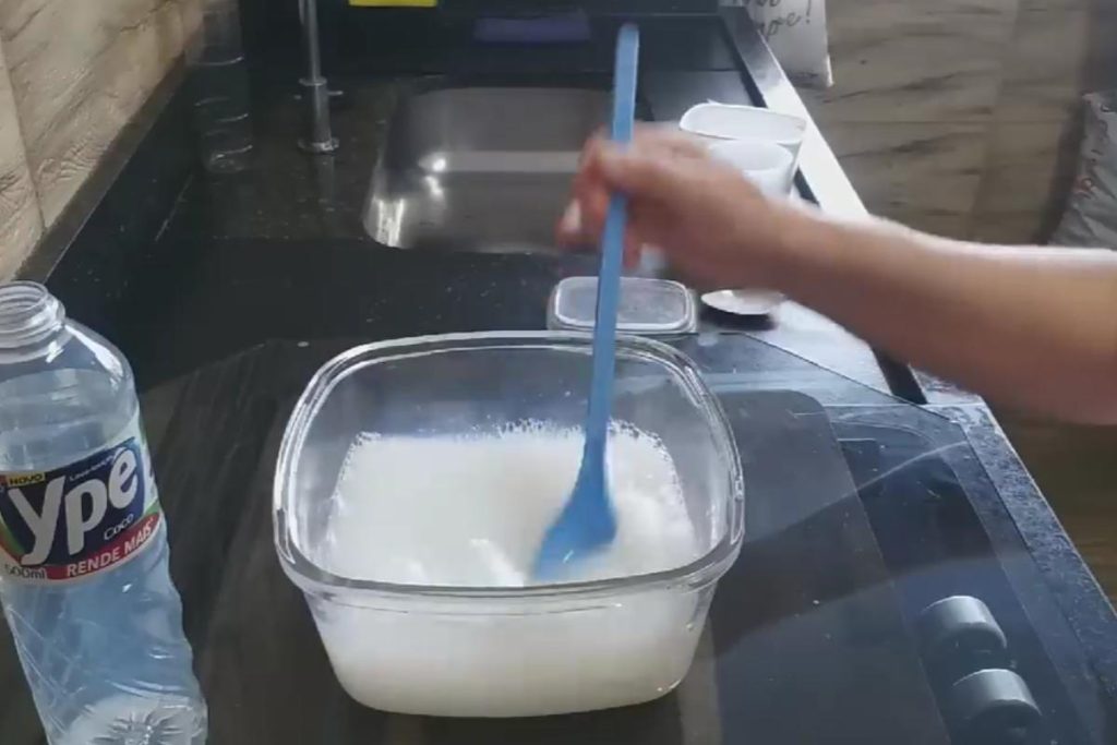 Misturar vinagre, detergente e bicarbonato: para que serve e por que é recomendado na limpeza da casa