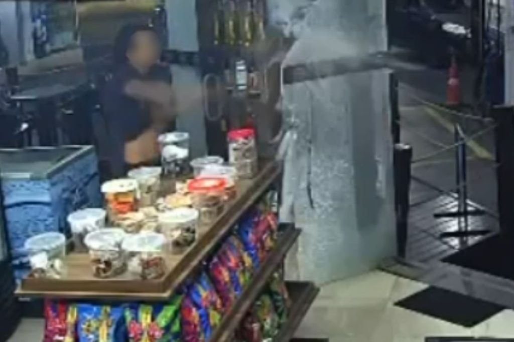 Policial rodoviário federal é preso após ameaçar frentista e destruir posto de combustíveis em Anápolis