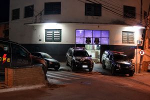 "Gordo" e "cara de ladrão": discussão entre casal em condomínio de luxo de Anápolis termina na delegacia