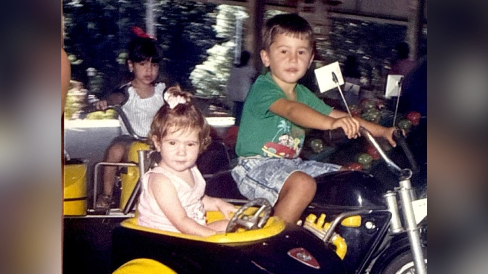 Vereadora Andreia Rezende e o irmão, deputado Amilton Filho, brincando no Parque da Matinha quando crianças.