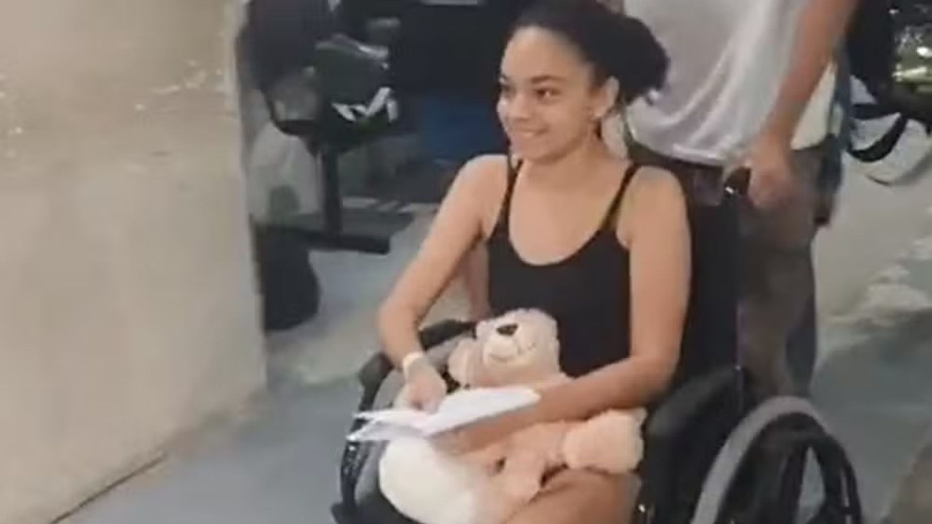 Mulher atacada por tubarão em Recife recebe alta após 40 dias de internação