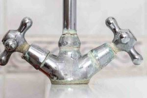 Especialistas explicam qual é a melhor forma de remover o calcário de torneiras e vasos sanitários usando ingredientes acessíveis