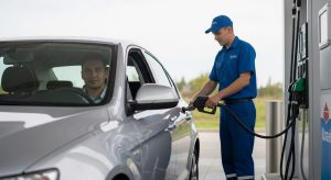 O melhor dia da semana para abastecer o carro e economizar no litro de gasolina, segundo frentistas