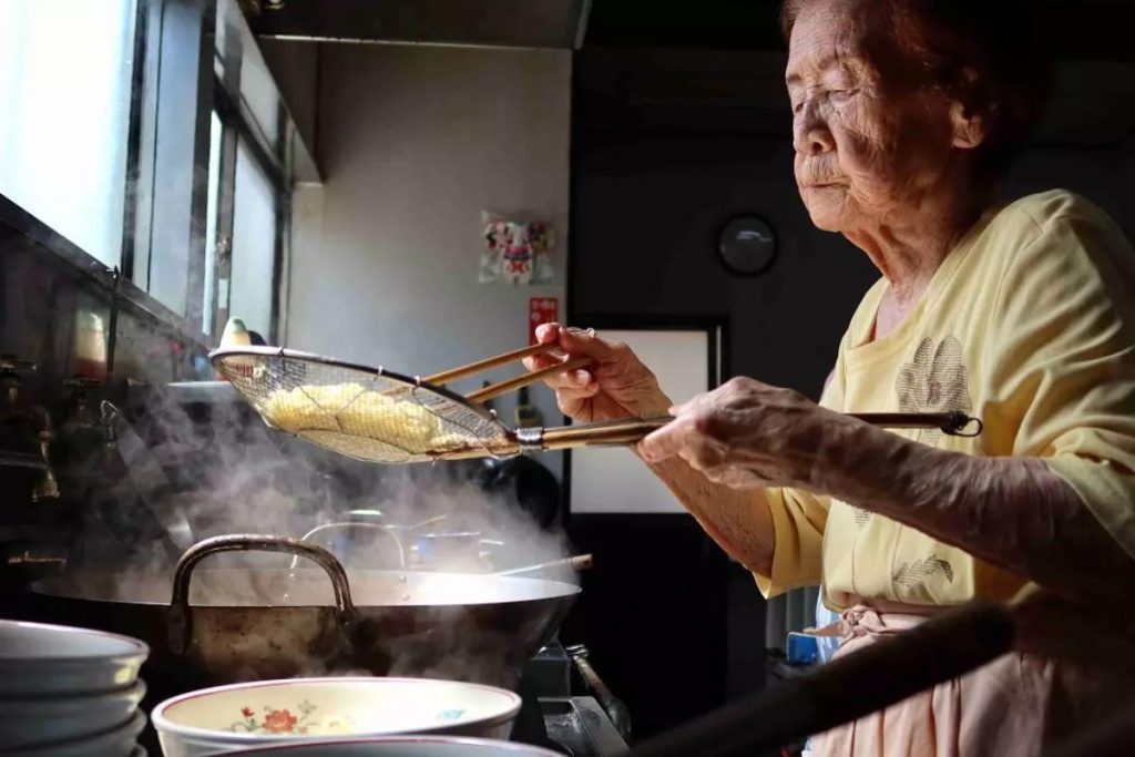 Aos 102 anos, japonesa abre o restaurante todos os dias às 11h30 há mais de 60 anos e só fecha aos domingos para manter os clientes satisfeitos