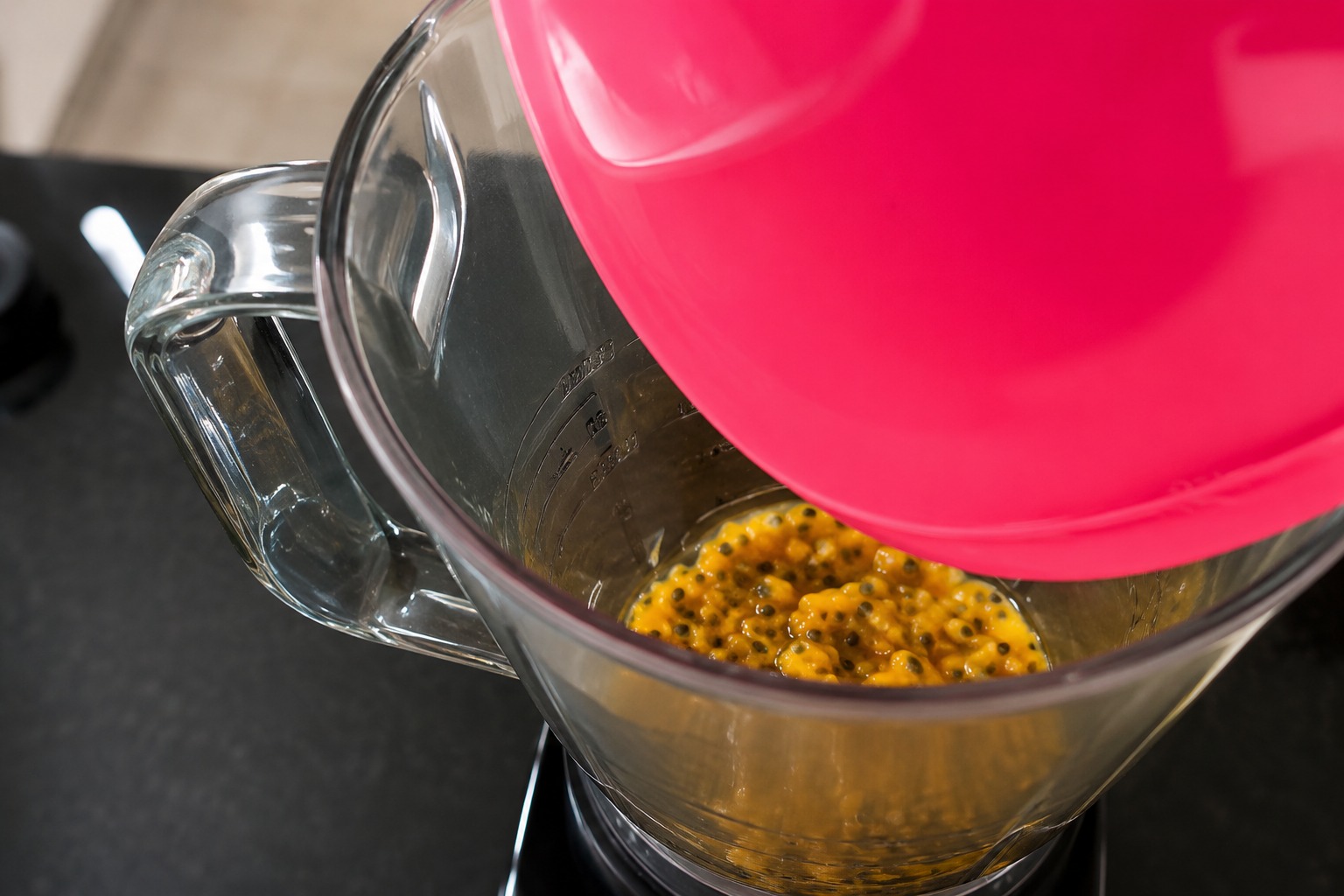 Bater a casca do maracujá com água no liquidificador: para que serve e por que é recomendado por nutricionistas