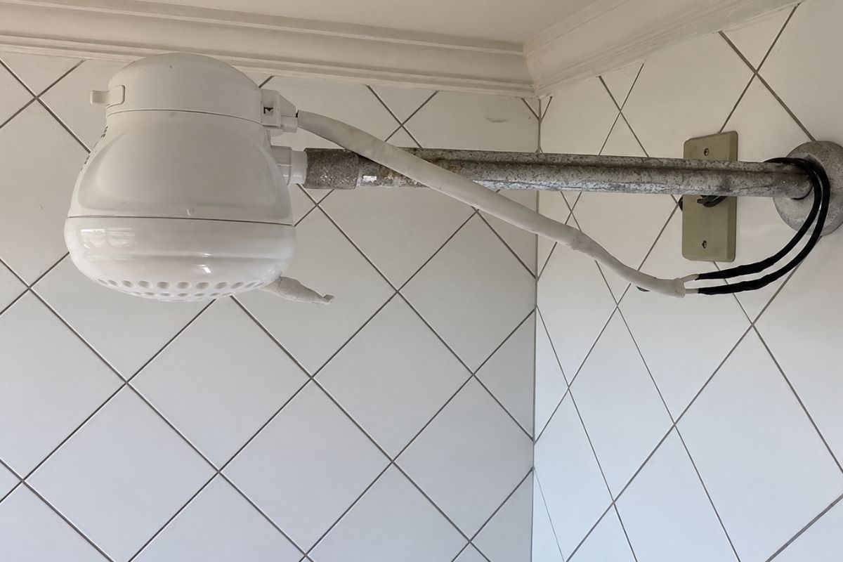 A altura certa do chuveiro na parede do banheiro