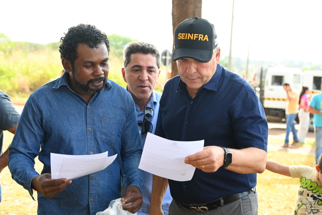 Sandro Mabel em visita ao setor Fonte das Águas, com o vereador Cabo Senna.
