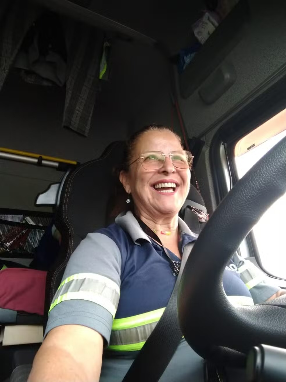 Aos 49 anos, Noemy foi rejeitada em um curso de mecânica por ser mulher, virou promotora de vendas e realizou o sonho de dirigir caminhão décadas depois