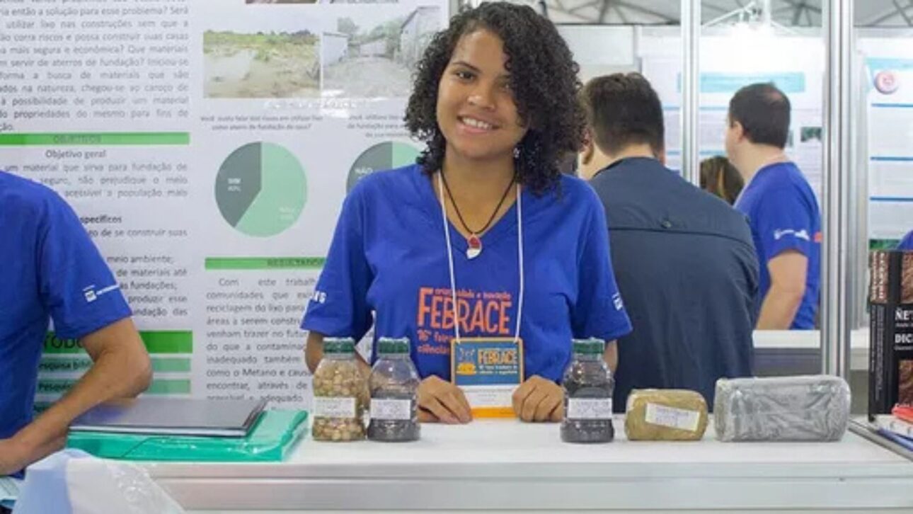 Aos 17 anos, jovem brasileira transforma caroço de açaí que iria para o lixo em tijolo de construção e já venceu mais de 25 prêmios com a ideia