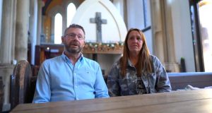Casal compra igreja em ruínas de 1846 por R$ 660 mil, gasta R$ 3,2 milhões na obra e hoje mora numa mansão cercada por 300 túmulos
