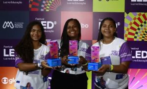 Aos 16 anos, estudantes transformaram cascas de ostra jogadas fora em uma cerâmica capaz de substituir o gesso na construção, criando uma solução barata a partir de resíduos da pesca