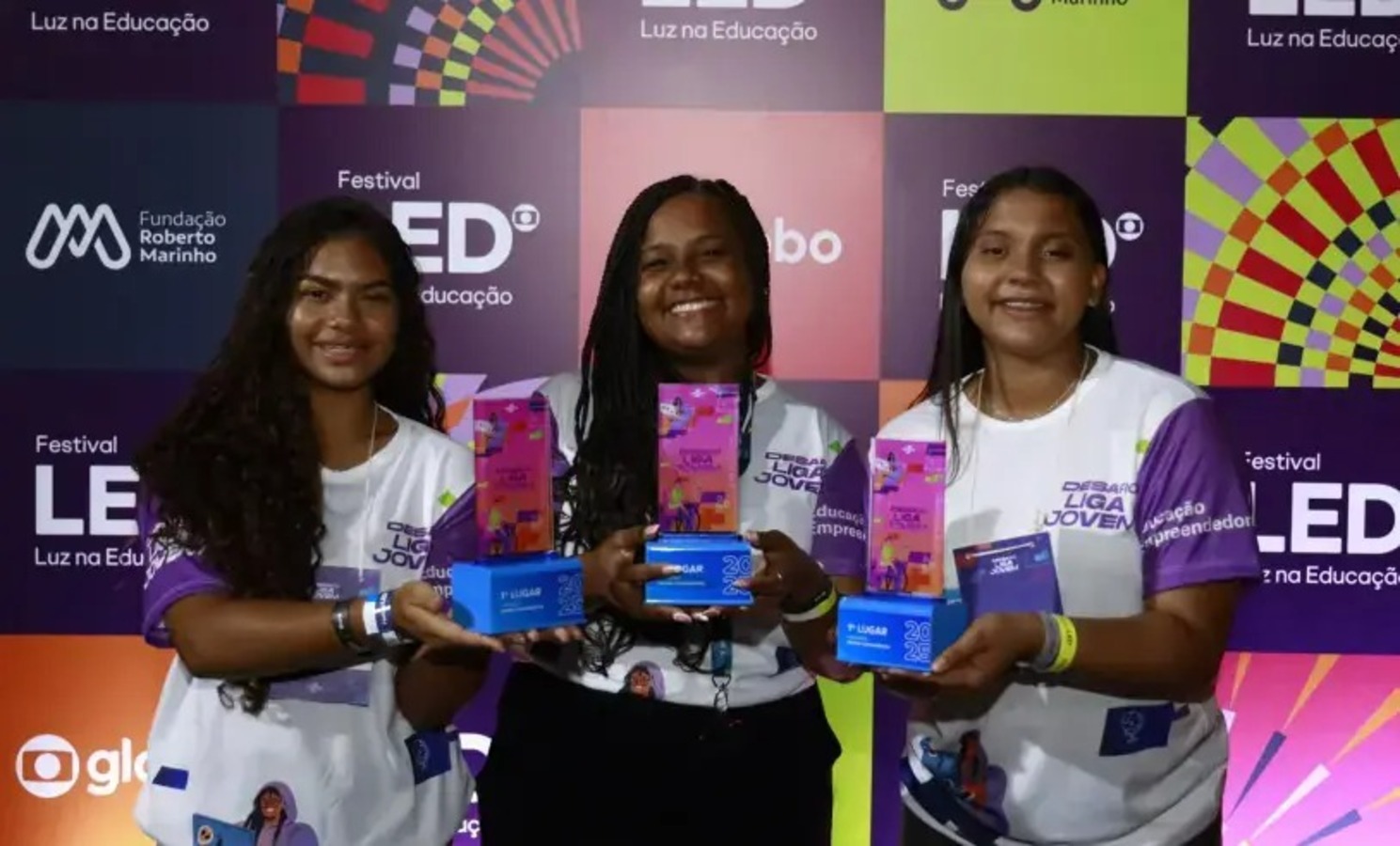 Aos 16 anos, estudantes transformaram cascas de ostra jogadas fora em uma cerâmica capaz de substituir o gesso na construção, criando uma solução barata a partir de resíduos da pesca