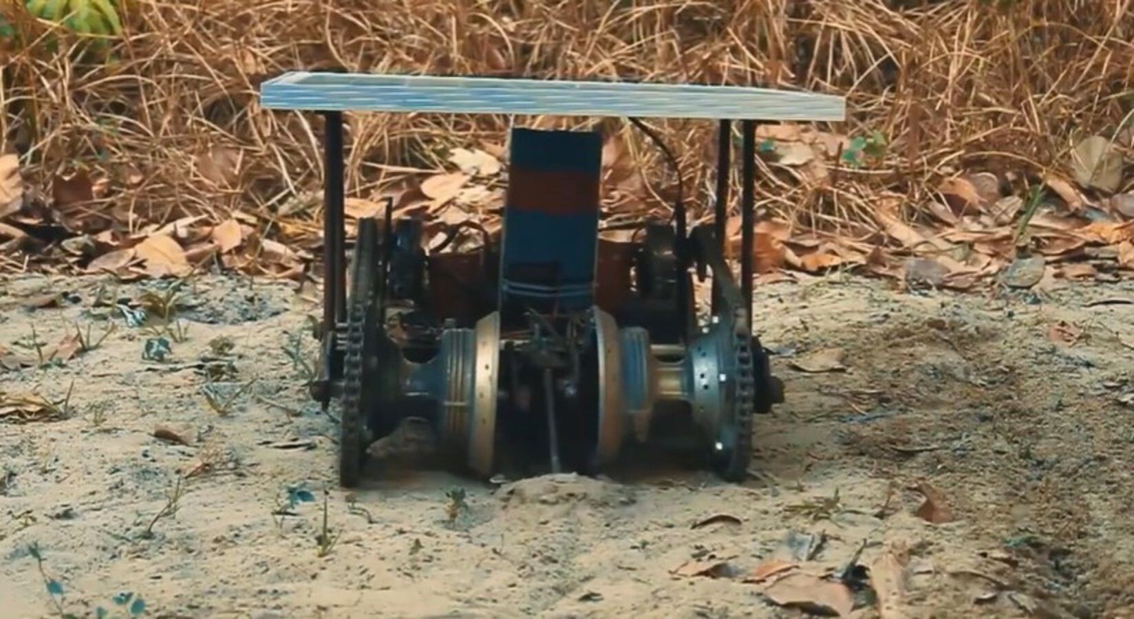 Aos 16 anos, ele transformou peças de carro e motor jogadas no ferro-velho em um robô movido a energia solar capaz de plantar sozinho, criando uma solução barata para quem plantava com as próprias mãos