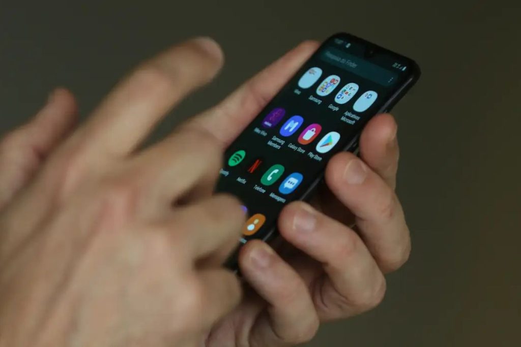 Governo volta a cobrar explicações de Apple e Google por oferta de aplicativos de apostas a menores