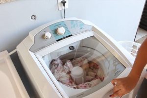 Como lavar toalhas e edredom na máquina de lavar corretamente envolve escolher os produtos certos, evitar excessos e garantir uma secagem completa