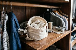 Colocar giz branco dentro do guarda-roupa pode ajudar a controlar a umidade e reduzir o risco de mofo nas roupas