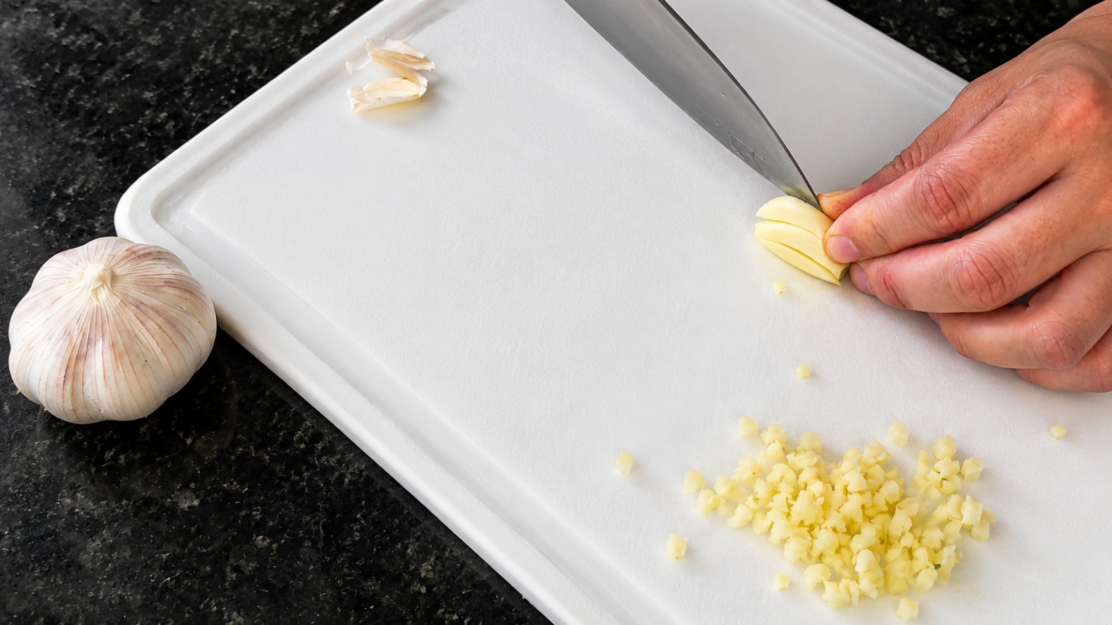 Não é na geladeira, nem na fruteira: o melhor lugar para guardar o alho e não perder o sabor rapidamente, segundo restaurantes