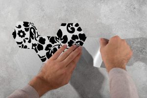 Os decals autoadesivos conquistaram arquitetos por oferecerem um acabamento sofisticado sem a complexidade do papel de parede tradicional