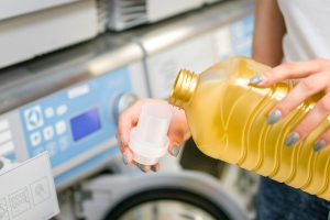 Sabão líquido ou sabão em pó? Técnicos apontam qual opção ajuda a preservar a máquina de lavar por mais tempo