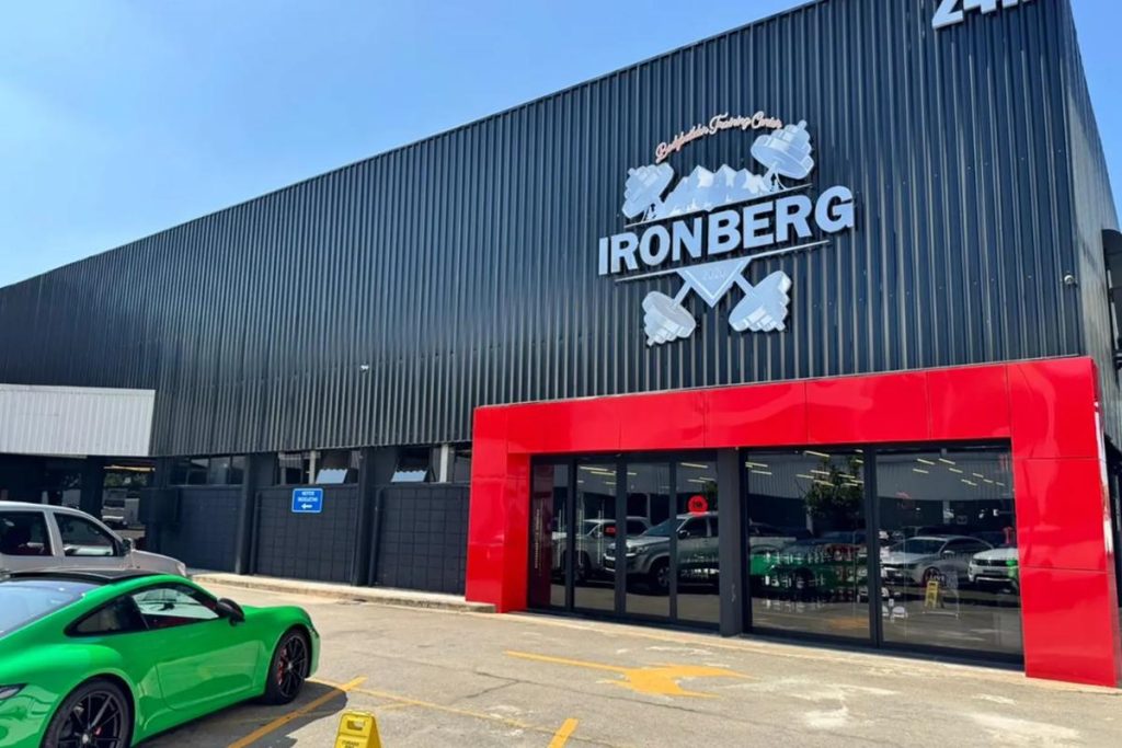 A maior academia do Brasil custou R$ 40 milhões, tem 32 mil metros quadrados, mais de 500 equipamentos, estacionamento para mil carros, heliponto próprio e funciona 24 horas por dia (Ironberg Alphaville)