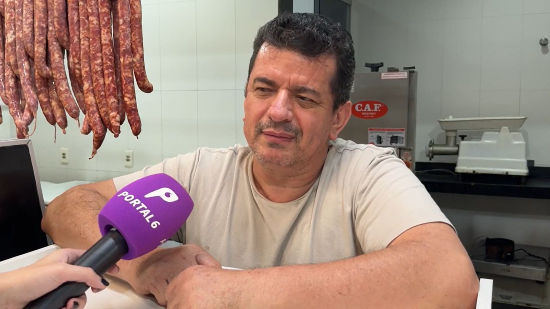 Clãudio Borges começou como funcionário e acabou se tornando sócio de um açougue.