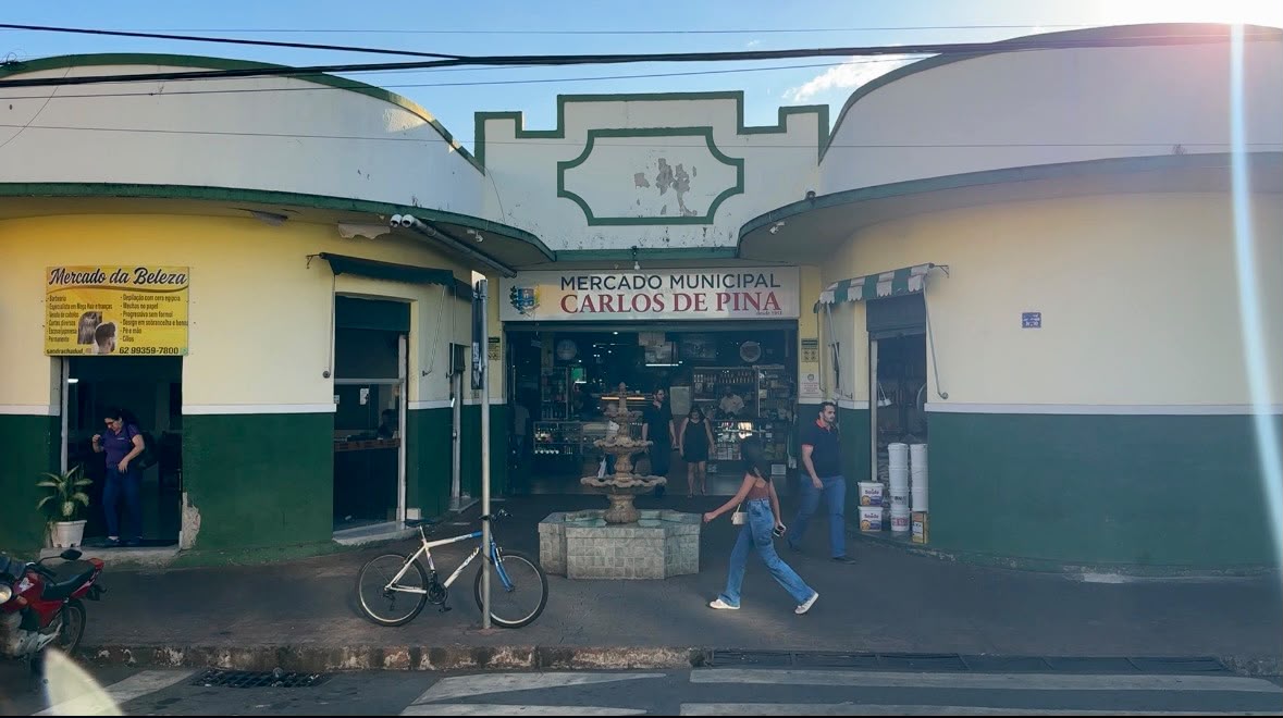 Mercado Municipal Carlos de Pina fica entre as ruas 14 de Julho e General Joaquim Inácio, no Centro de Anápolis.