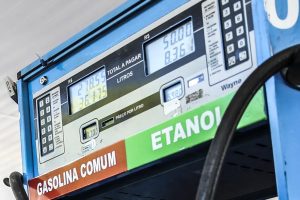 Qual combustível é o melhor para colocar no carro flex, segundo frentistas