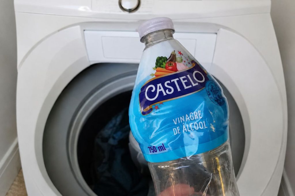 Colocar vinagre na máquina de lavar