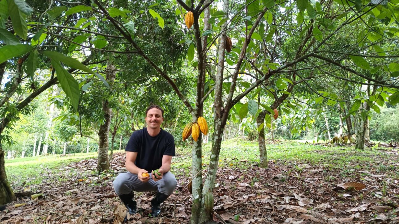 Produtor assume o bananal da família, se recusa a passar veneno na lavoura, planta 18 espécies diferentes no meio dos pés de banana e hoje colhe 20 toneladas por safra