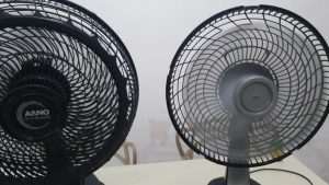 Técnicos em ar-condicionado concordam: se você quer o máximo de resfriamento em casa, use dois ventiladores para criar ventilação cruzada