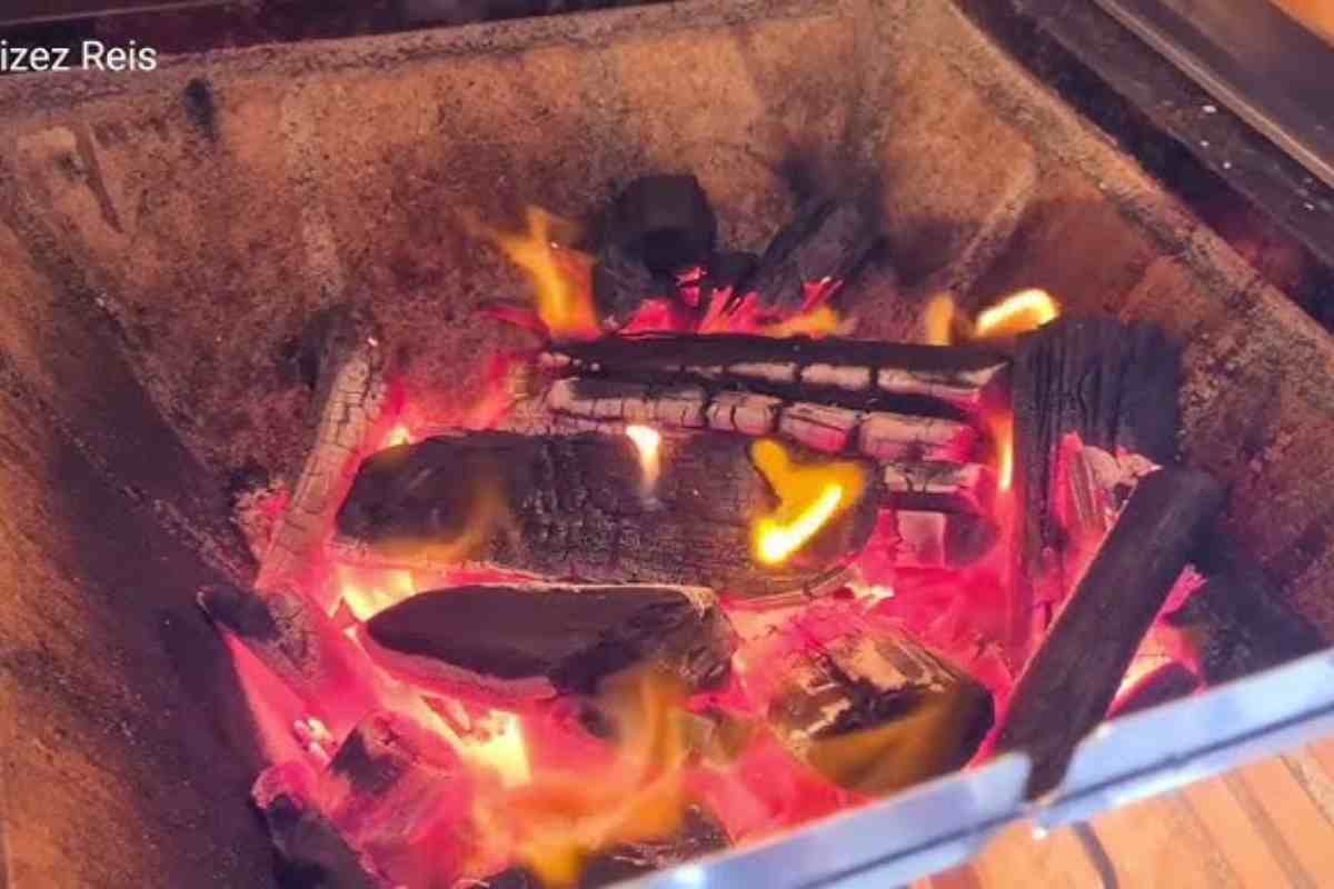 Não é álcool, nem papel higiênico: o truque dos açougueiros para acender a churrasqueira em poucos minutos