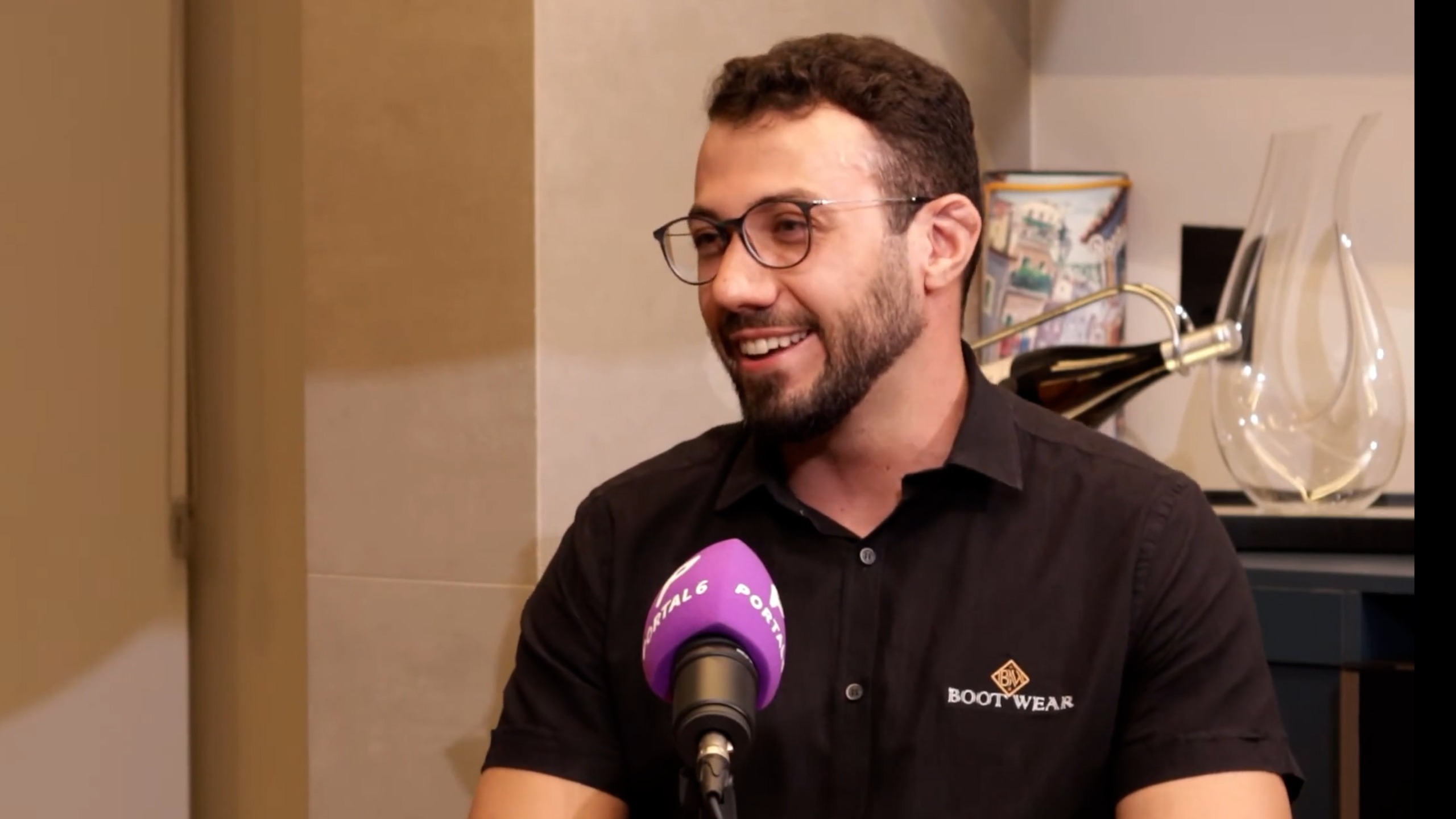 Ele tinha 13 anos quando começou na fábrica da família. Hoje comanda uma das maiores marcas country do país