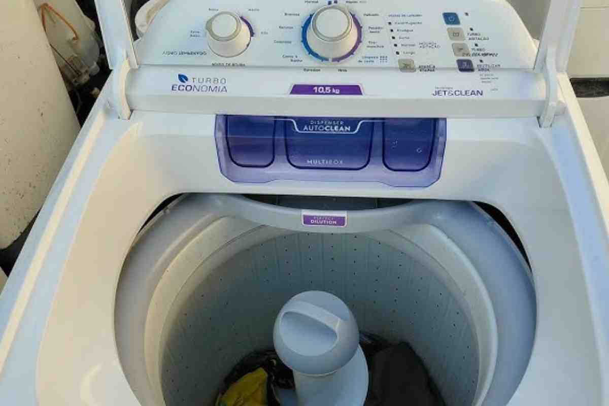 Água fria, morna ou quente: escolher a temperatura correta ajuda a preservar os tecidos, evitar danos e melhorar o resultado da lavagem