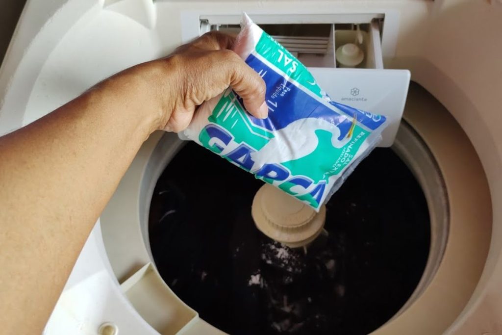 Colocar sal grosso na máquina de lavar ajuda a reduzir resíduos, combater odores e preservar o bom funcionamento do aparelho