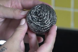 A melhor esponja para deixar as panelas areadas como novas varia conforme o material e o tipo de sujeira