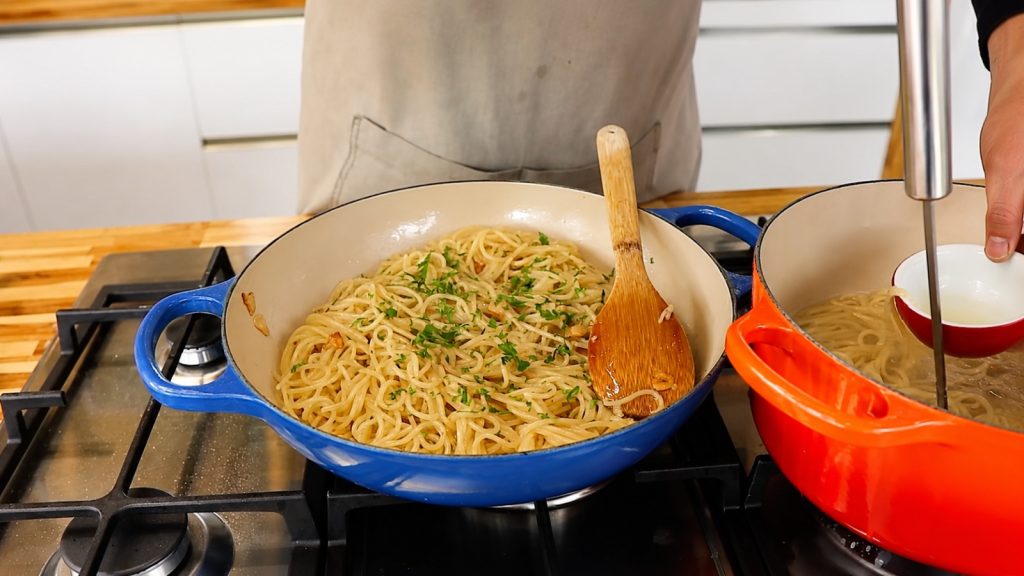Não é só fritar o alho: o truque de chef para fazer macarrão alho e óleo do jeito certo