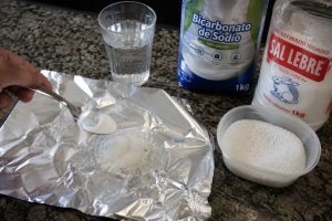 Misturar bicarbonato de sódio, sal e água em papel-alumínio: para que serve e por que é recomendado