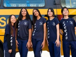 Cinco estudantes de escola pública juntam o óleo de cozinha que iria para o ralo e transformam o resíduo em combustível que fez um ônibus rodar quase uma semana sem reabastecer