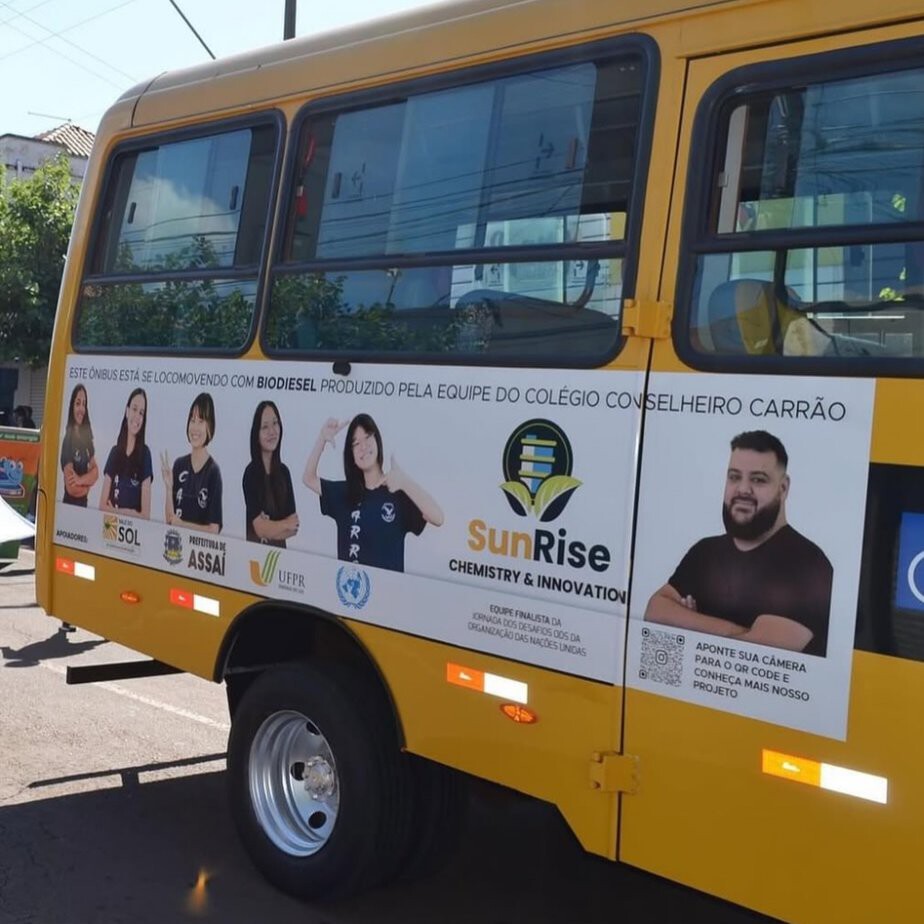 Cinco estudantes de escola pública juntam o óleo de cozinha que iria para o ralo e transformam o resíduo em combustível que fez um ônibus rodar quase uma semana sem reabastecer